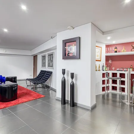 On Luxury House - Pool & Parking Holiday home