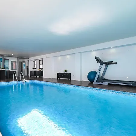 On - Luxury House - Pool & Parking & Pet Friendly Feriehus