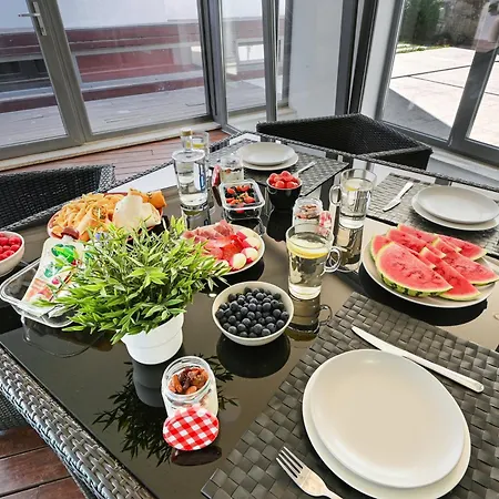 On - Luxury House - Pool & Parking & Pet Friendly Feriehus *