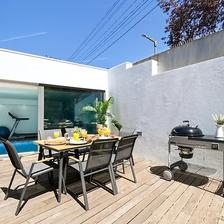 On - Luxury House - Pool & Parking & Pet Friendly Дом отдыха Порту