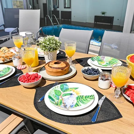 On - Luxury House - Pool & Parking & Pet Friendly Feriehus Porto